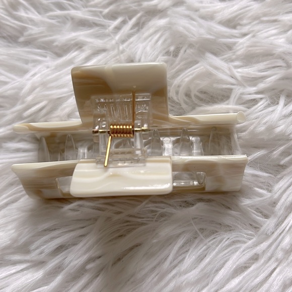 France Luxe
Midi Cutout Rectangle Jaw
Hair Clip - Picture 4 of 9